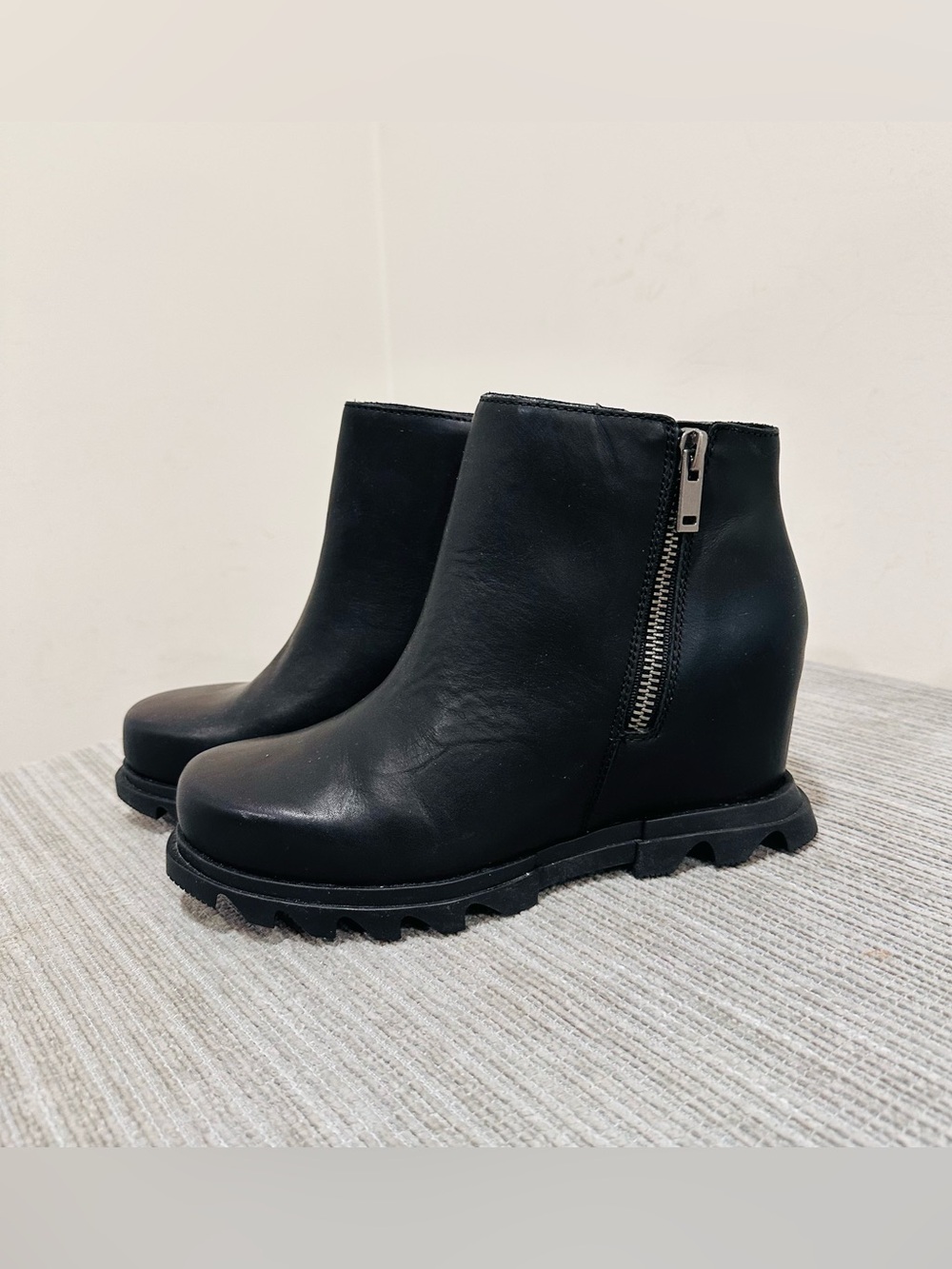 Sorel Joan Of Arctic III Black Leather Zip Up Ankle Wedge Boots Size 7,5